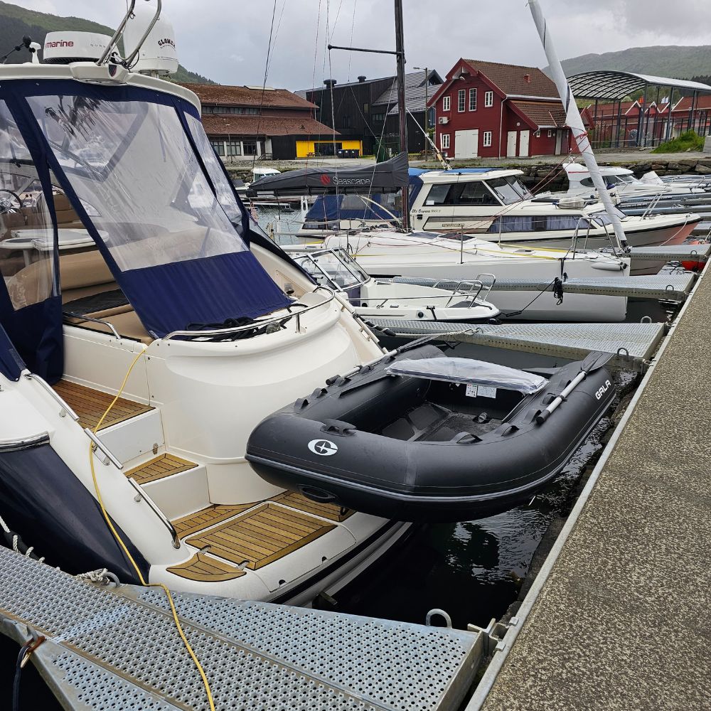 NorDav XXXL Elevator 7 structural swim platform extension block mounted flat against a yacht transom margin track.